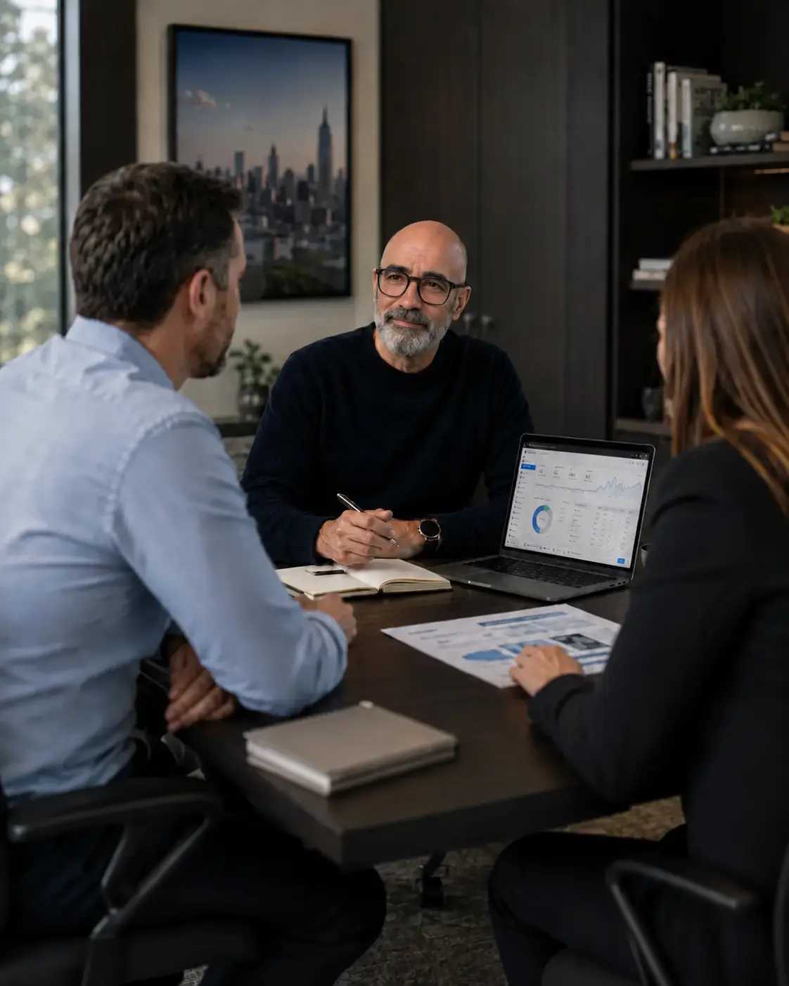 Échange terrain avec un client autour d'un projet digital